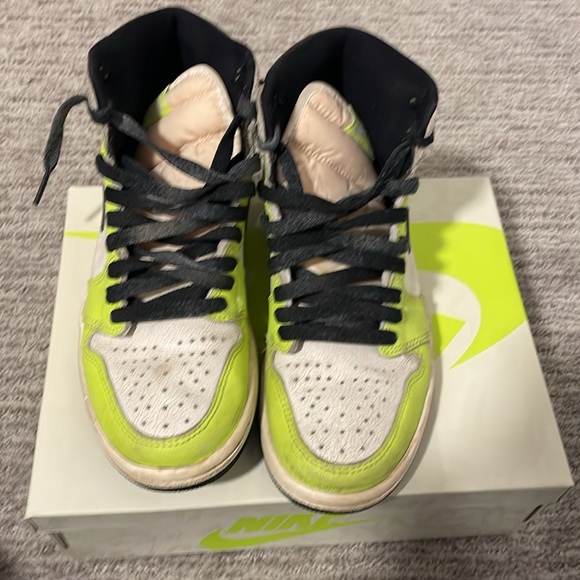 Jordan 1 Retro High OG Volt.  Youth (Men) 5 - Picture 3 of 7